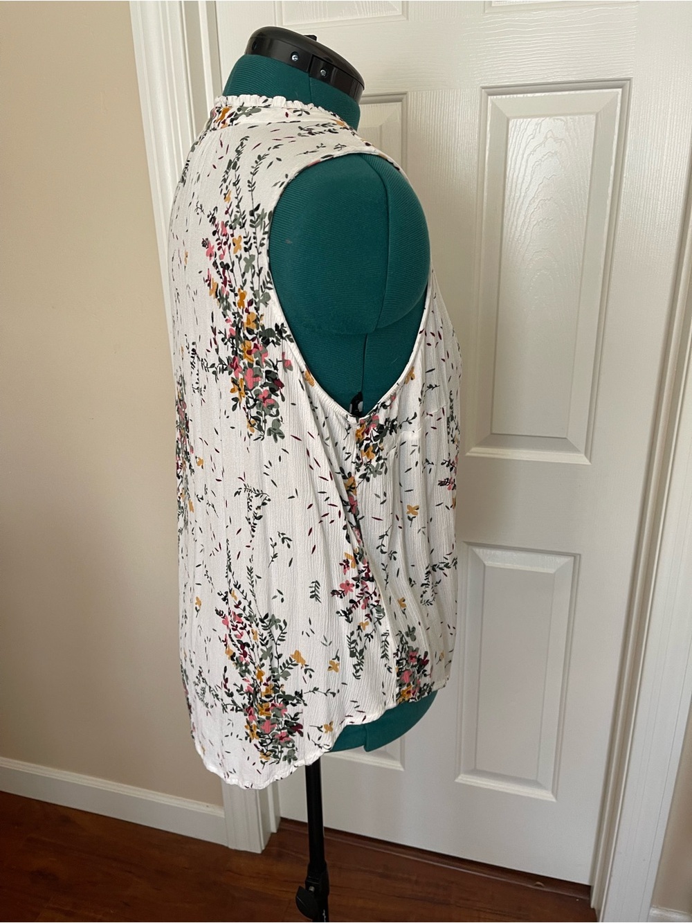 Daniel Rainn White Floral Tie-Front Sleeveless Top - Picture 8 of 13